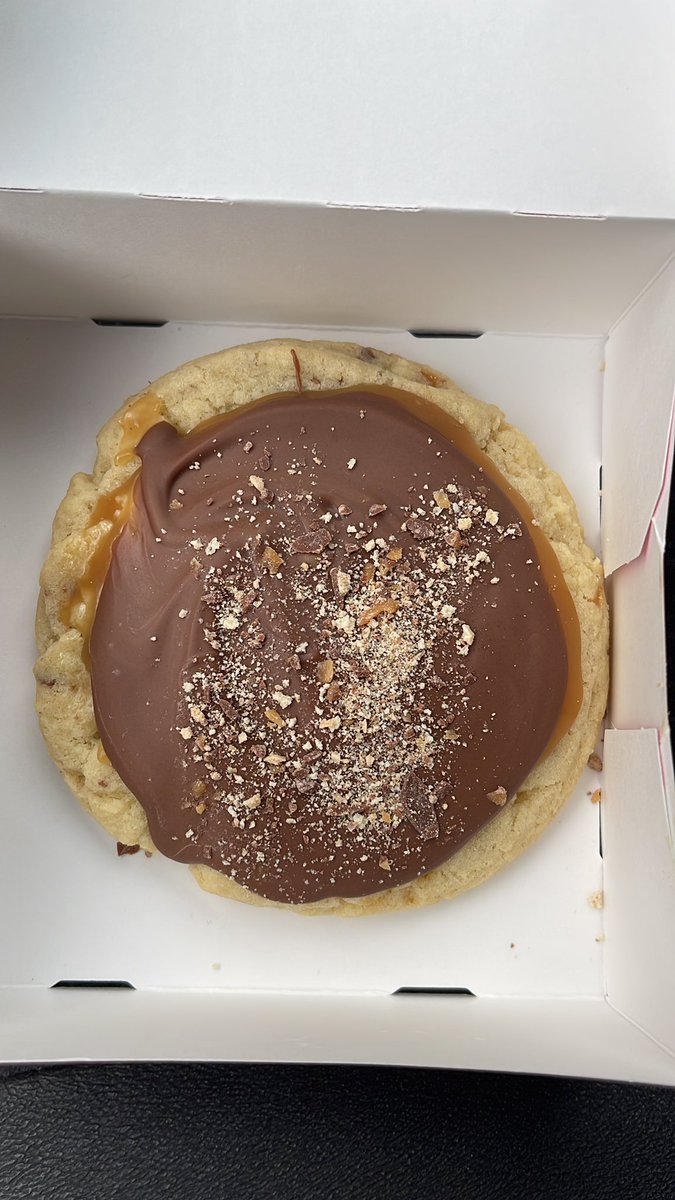 angedawn2's tweet photo. @CrumblCookies isn’t the Twix cookie supposed to have Twix? https://t.co/YP2f0v6LUj