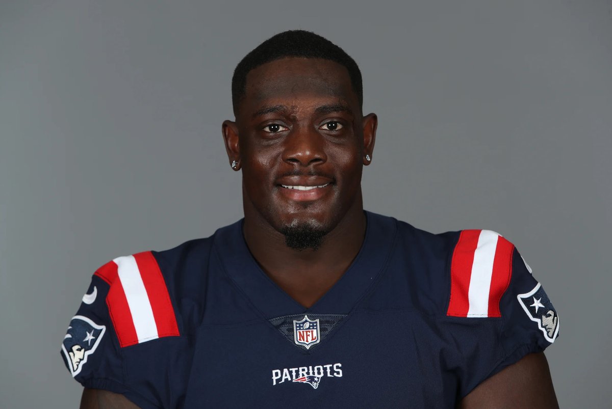 Old friend alert: The Patriots recently posted this season's headshots, so we now have a preview of sixth-round pick and former Northwest Missouri State DL Sam Roberts in the red, white and navy.

📸: <a href="/Patriots/">New England Patriots</a>