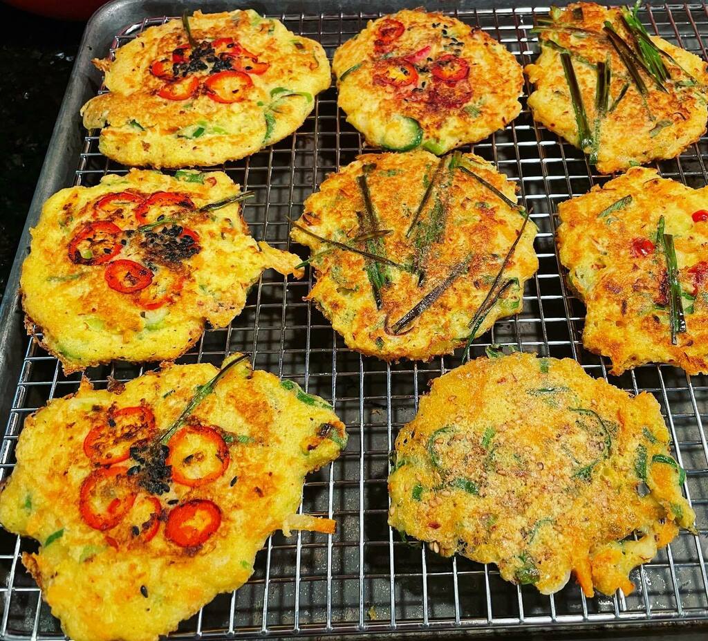 vermontgirlamy's tweet photo. Bindaetteok cooking lesson tonight for @cat.buxton
Pretty poppy flower designs using small red peppers, black sesame seeds and chives.
#bindaetteok #koreanfood https://t.co/ZYMYJISAkQ https://t.co/NklQJ8Ni5Y