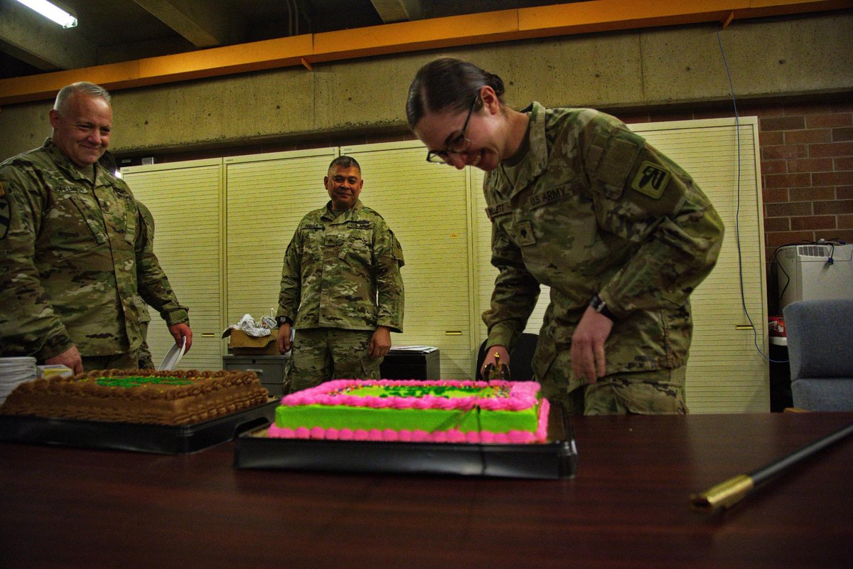 cascaderifles's tweet photo. Today the US Army turned 247! The 81st SBCT proudly celebrated with cake.  As tradition the oldest and youngest Soldiers cut the cake.  Happy birthday to all the Soldiers past, present,  and future and to many more centuries for the US Army. https://t.co/NwfyDWJvbg