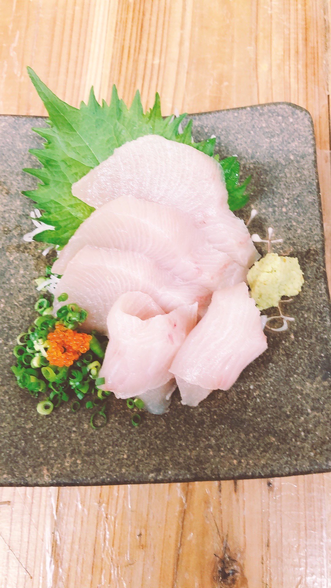 小田原魚河岸でん 旬のお魚 イナダ 出世魚で言わずと知れたブリの幼魚 日本海の荒波に揉まれた氷見の寒鰤は絶品です しかし今の時期は産卵後脂もなく痩せこけ とてもおすすめ出来ません でも 子供であるイナダが脂が乗って美味しいです 魚河岸で