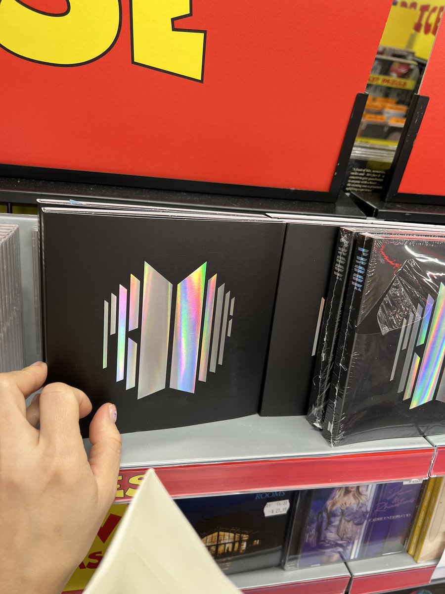 very__peri's tweet photo. Or broken seals had no photo card in it. I reported to the staff straight away and she was have to remove all the compact albums that had damage on it. Can’t believe what I evidenced in this morning feel so sad 😞 No one should do that https://t.co/VPB8UMpU84