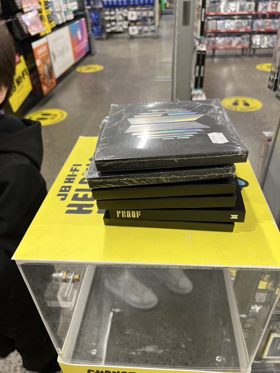 very__peri's tweet photo. Or broken seals had no photo card in it. I reported to the staff straight away and she was have to remove all the compact albums that had damage on it. Can’t believe what I evidenced in this morning feel so sad 😞 No one should do that https://t.co/VPB8UMpU84