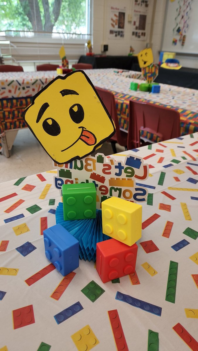 dr_angryfossil's tweet image. My @CreativeKidsSCS coworkers sent me off in style today. I will miss everyone!