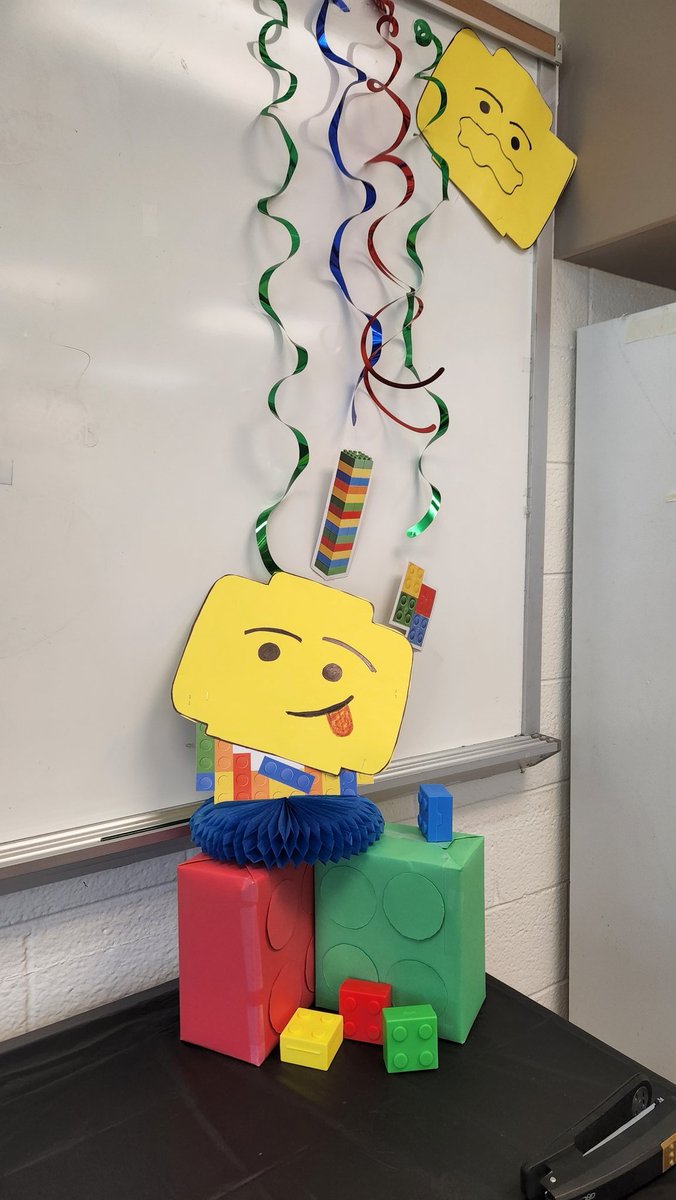 dr_angryfossil's tweet image. My @CreativeKidsSCS coworkers sent me off in style today. I will miss everyone!