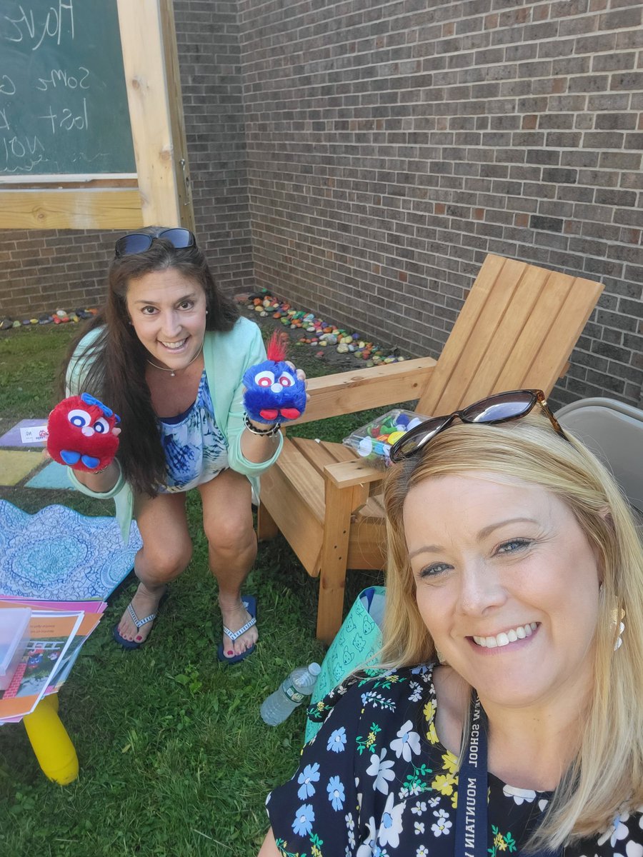 marcydeschaine's tweet photo. What a great way to end our year! @punnypeeps1 author Lisa Ayotte came to visit and all students got a book thanks to @DonorsChoose @DalioEducation and generous donors. #punnypeeps #attheview https://t.co/e5TCVnocKB