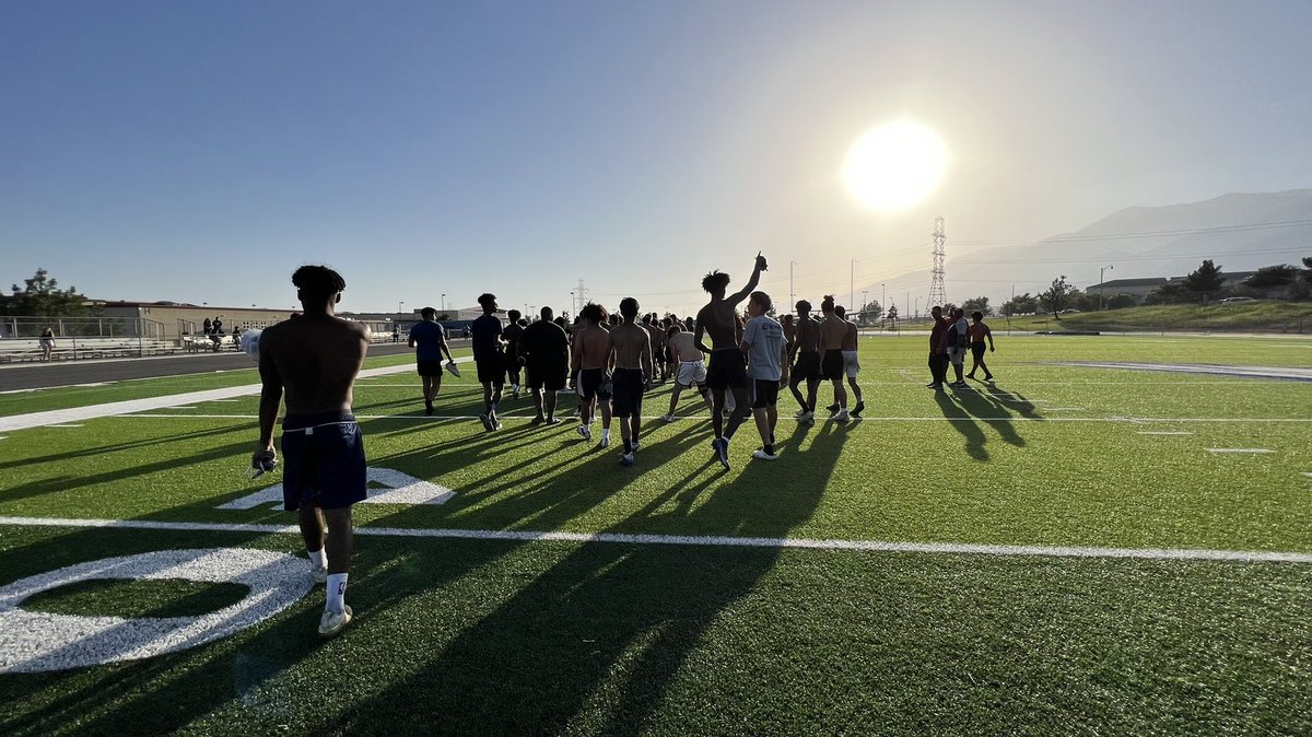 SummitSkyhawkFB's tweet image. Passing league vs Yucaipa all done ✅ working together to achieve greatness #summitfootball #summitprogram #skyhawks