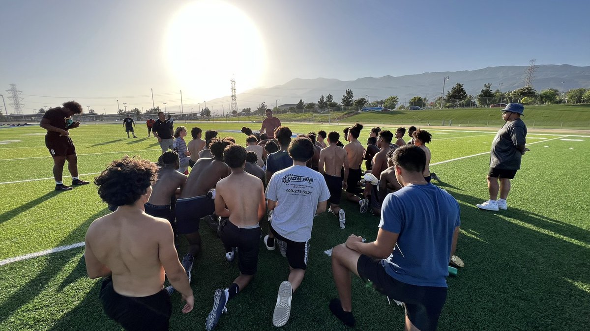 SummitSkyhawkFB's tweet image. Passing league vs Yucaipa all done ✅ working together to achieve greatness #summitfootball #summitprogram #skyhawks
