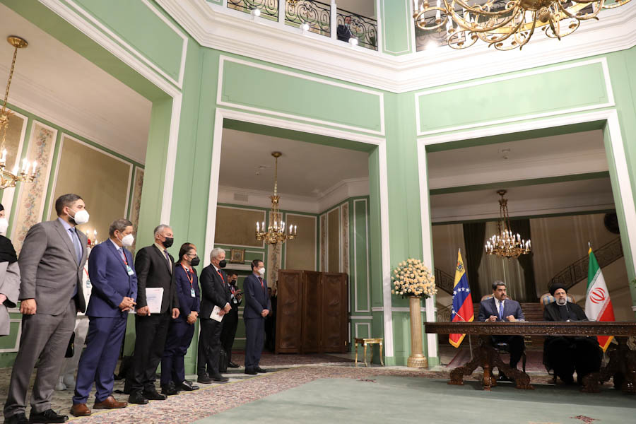 latablablog's tweet photo. #GiraEuroasiática En Irán, el presidente @NicolasMaduro se reunió con su homólogo, Seyed Ebrahim Raisi. Junto a la Comisión Bilateral de Alto Nivel se firmó un acuerdo de cooperación a 20 años centrado en petróleo, petroquímica, turismo, alimentación y tecnología. https://t.co/byqXNmoC08