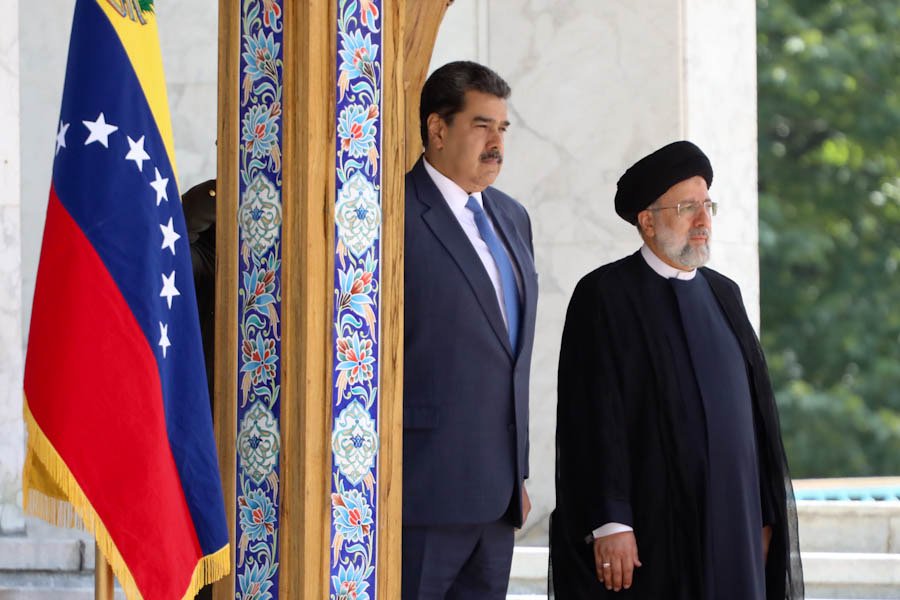 latablablog's tweet photo. #GiraEuroasiática En Irán, el presidente @NicolasMaduro se reunió con su homólogo, Seyed Ebrahim Raisi. Junto a la Comisión Bilateral de Alto Nivel se firmó un acuerdo de cooperación a 20 años centrado en petróleo, petroquímica, turismo, alimentación y tecnología. https://t.co/byqXNmoC08