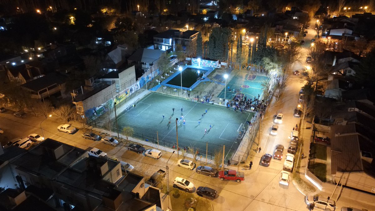 Desde hoy, la cancha de césped sintético del barrio Rincón de Emilio tiene iluminación artificial. La #RevoluciónDeportiva suma más horas para entrenar y practicar deportes. ¡Felicitaciones! #JuntosPodemosMás