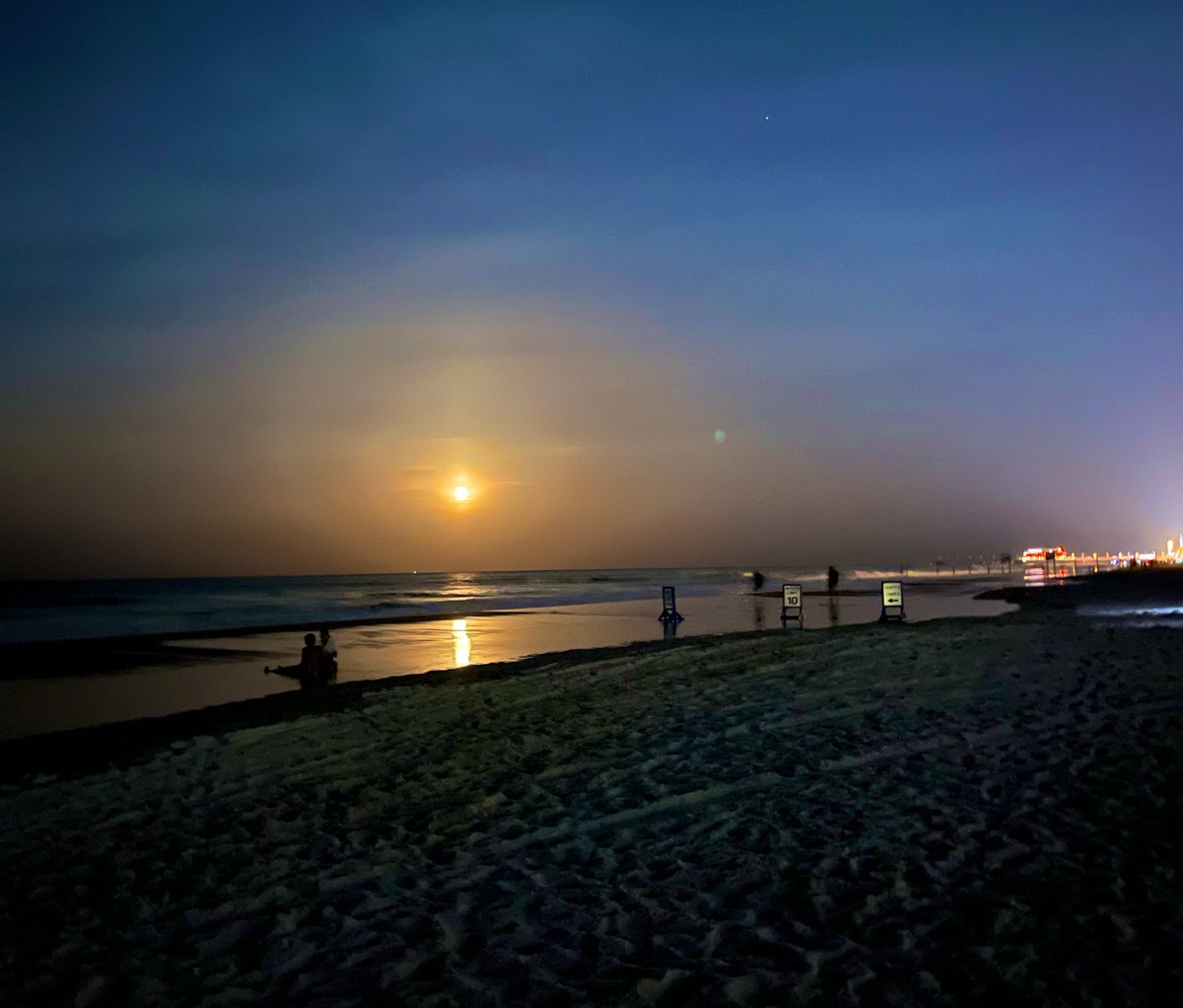 AzulYoga's tweet photo. Tonight’s Strawberry Supermoon rising over the Atlantic Ocean #StrawberryMoon #moon #fullmoon #Florida #sky https://t.co/6BmCpGBCiD