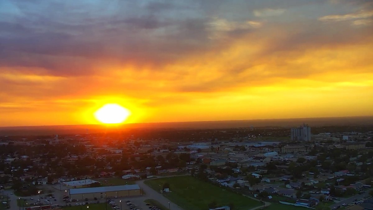 JohnHarrisWx's tweet photo. Smoky sunset - Oklahoma Panhandle @JohnHarrisWx @KAMRLocal4News @NWSAmarillo #KAMRwx #phwx #okwx #smokysunset #SunsetTuesday #sunsets https://t.co/j75YmfCXkf
