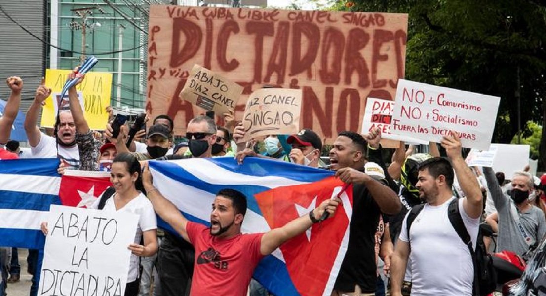 CuPlural's tweet photo. @GuerreroCubano2 Teorías conspirativas.... la desesperación tiene desencajados a los castrocomunistas

Llevan 63 años reprimiendo al pueblo encarcelando y asesinando a opositores

El mundo sabe que el único legado del comunismo es odio, hambre, miseria y muerte 

#CubaEsUnaDictadura https://t.co/6MUKuV8WwL