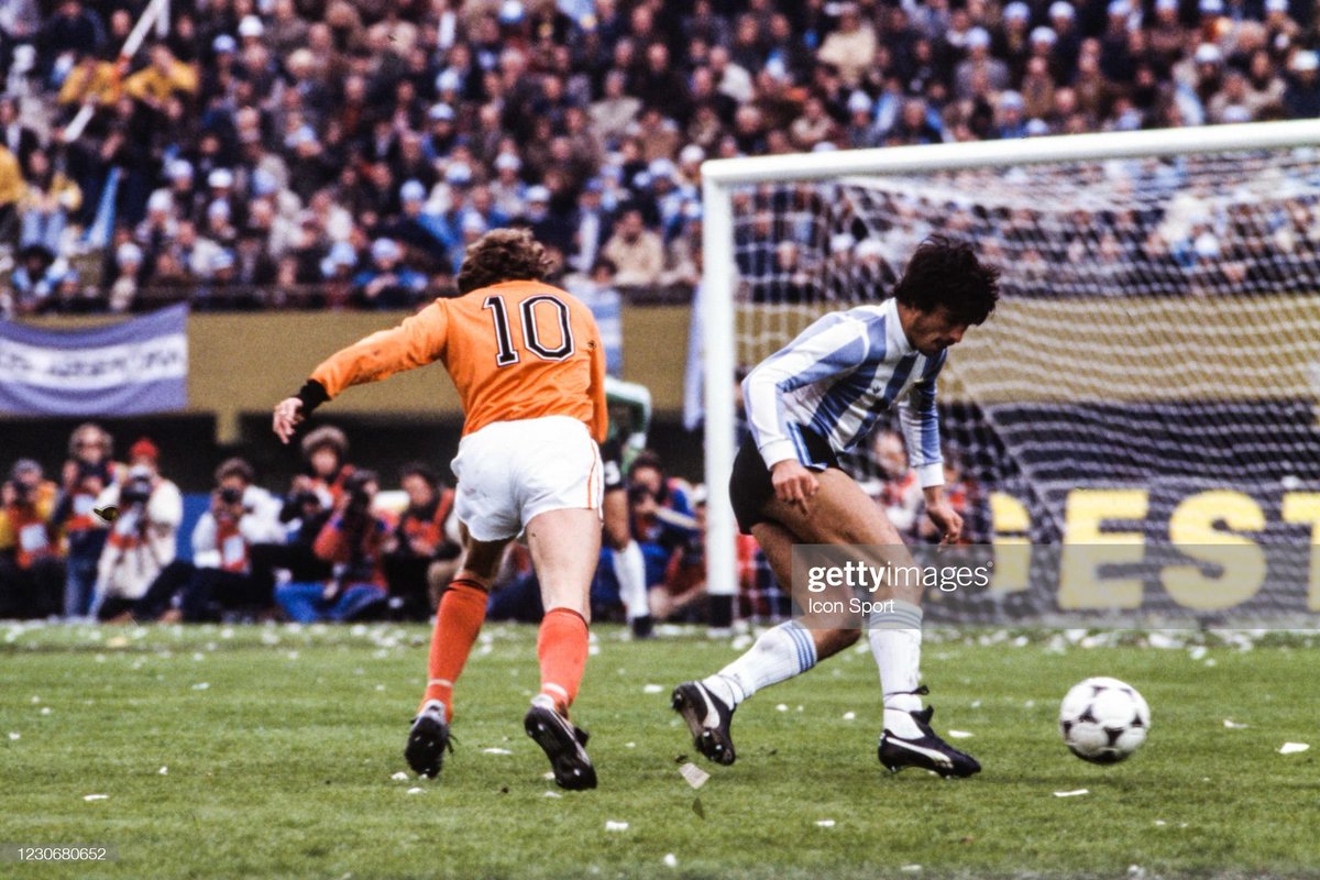 CopaLendas's tweet photo. Daniel Passarella, Argentina 🇦🇷.
Copa do Mundo de 1978, Argentina.
Campeão Mundial.
1 gol, 7 jogos.
#passarella #argentina #worldcup1978 #copa1978 #campeón #leyenda #elgrancapitán #elcaudillo #laalbiceleste #laselección #afa #gauchito #monumentaldenúñez #arg #panini #qatar2022 https://t.co/94bP1bbOFZ