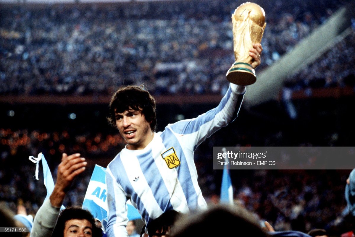 CopaLendas's tweet photo. Daniel Passarella, Argentina 🇦🇷.
Copa do Mundo de 1978, Argentina.
Campeão Mundial.
1 gol, 7 jogos.
#passarella #argentina #worldcup1978 #copa1978 #campeón #leyenda #elgrancapitán #elcaudillo #laalbiceleste #laselección #afa #gauchito #monumentaldenúñez #arg #panini #qatar2022 https://t.co/94bP1bbOFZ
