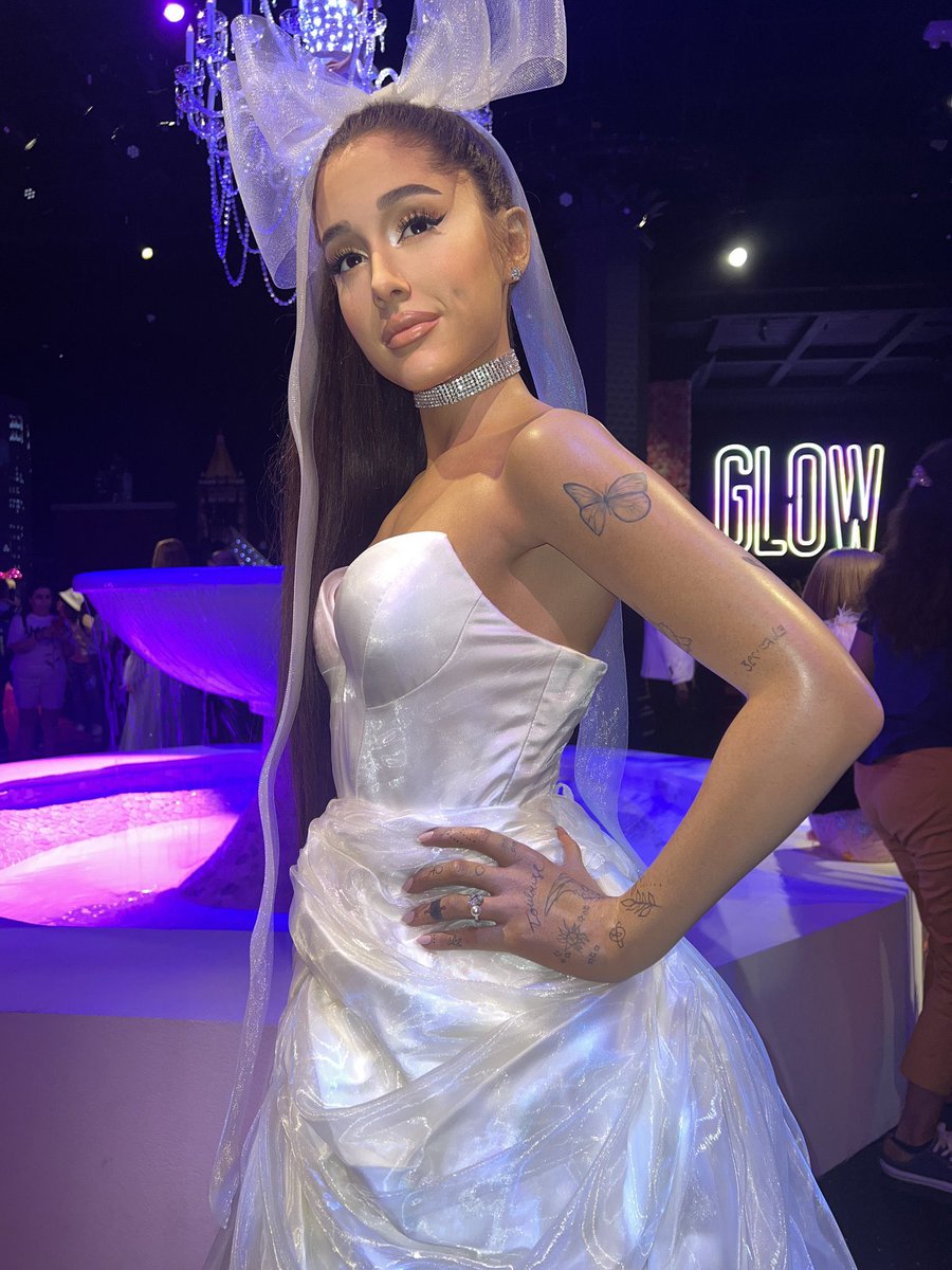 arianagrandebr's tweet photo. Nova estátua de cera de Ariana Grande no museu Madame Tussauds, em Nova York. 

O que acharam? 😬 https://t.co/4fua5HhhFb