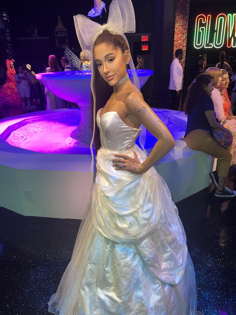 arianagrandebr's tweet photo. Nova estátua de cera de Ariana Grande no museu Madame Tussauds, em Nova York. 

O que acharam? 😬 https://t.co/4fua5HhhFb