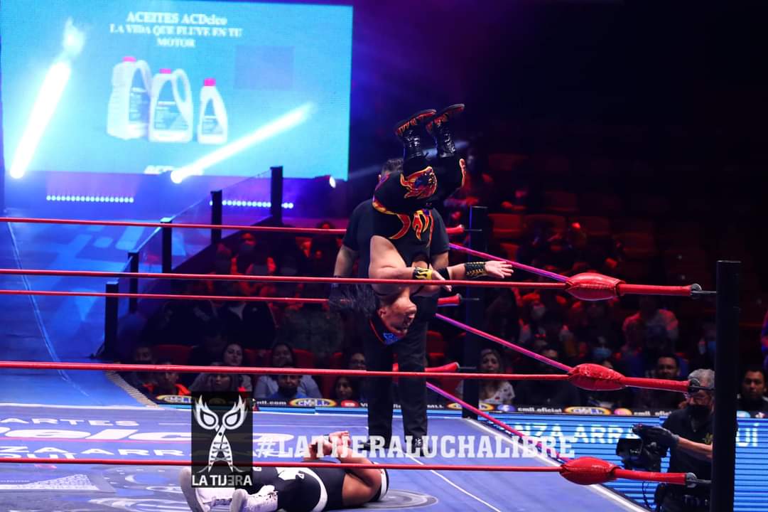 LaTijeraLucha's tweet photo. Regresan las micro estrellas a los #MartesDeArenaMexico, con triunfo rudo gracias a la experiencia y fuerza de #Chamuel,que fue respaldado por #PericoZacarias y #Atomo ante #MicroGemeloDiabloI, #MicroAngel y #Mije en lo que fue una batalla espectacular que prendió a la afición... https://t.co/yX5A286z1V
