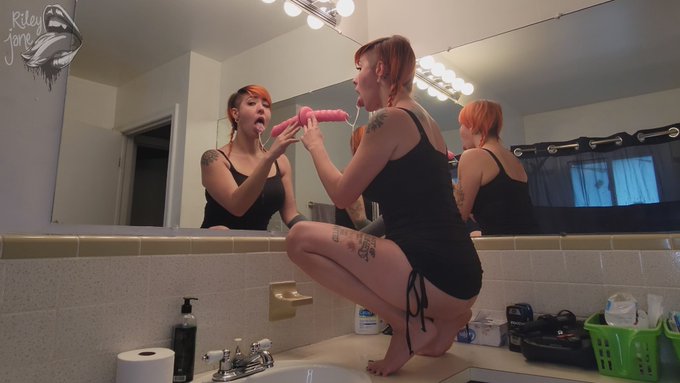 sloppy little slut
#drool #spit #dildo #solofemale #solofem #mirrorselfie #mirror #deepthroat #bathroom