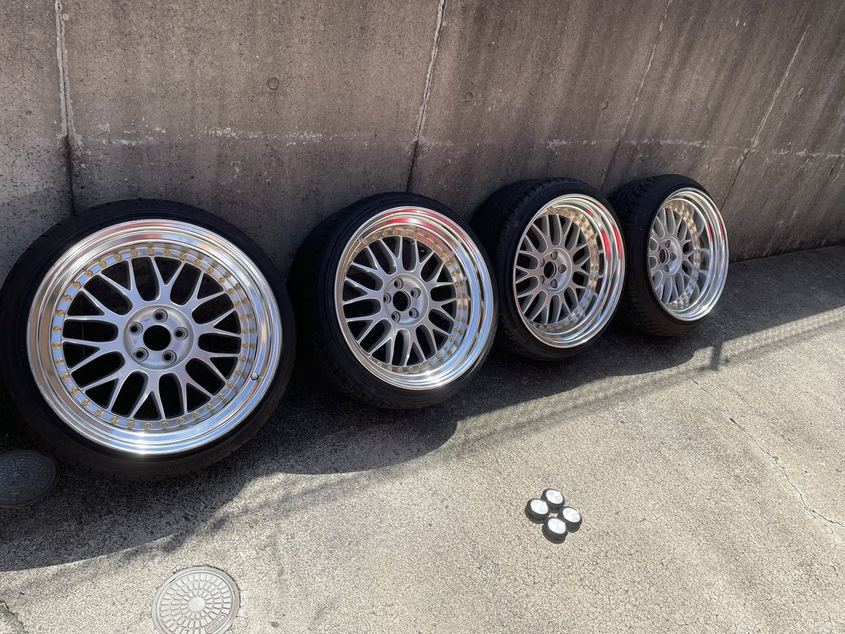 kentarosupeking's tweet photo. work meister m1 18インチ  ホイール　5穴　100
ワーク　マイスター　M1

9.5j+7
9.5j-6

４本セット
センターキャップなしになります。
引き取り歓迎
ピアスボルトゴールド

19万円で！！

発送の場合送料込み20万です

即購入不可 https://t.co/pX03Ioi6KY