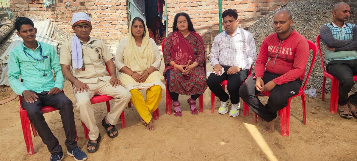 NationalMau's tweet photo. महिला पत्रकार प्रिया मिश्रा के पति देहांत के उपरांत चित्रकूट पत्रकार समाज कल्याण संघ जिलाध्यक्ष अनिल त्रिपाठी द्वारा उनके परिवार से मिलकर शोक व्यक्त करने पहुंचे, @AnilKum50010303 https://t.co/pHOV7au13h