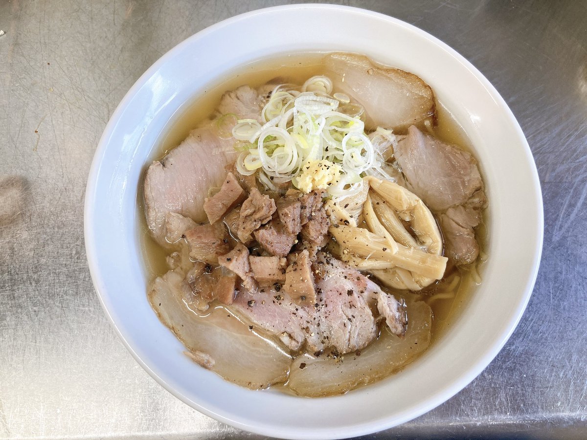 雨で肌寒いですね…☔️☔️
温かいラーメンはいかがですか！

平日ランチ限定セット
オススメです🍜
⭐︎お好きなラーメン+200円⭐︎
•からあげ
+ごはんorいりこの佃煮丼（←自家製
オススメ！！）

今日もよろしくお願いします！
#柏ラーメン
#ラーメン
#無かん水
#からあげ
#テイク
#いりこ
