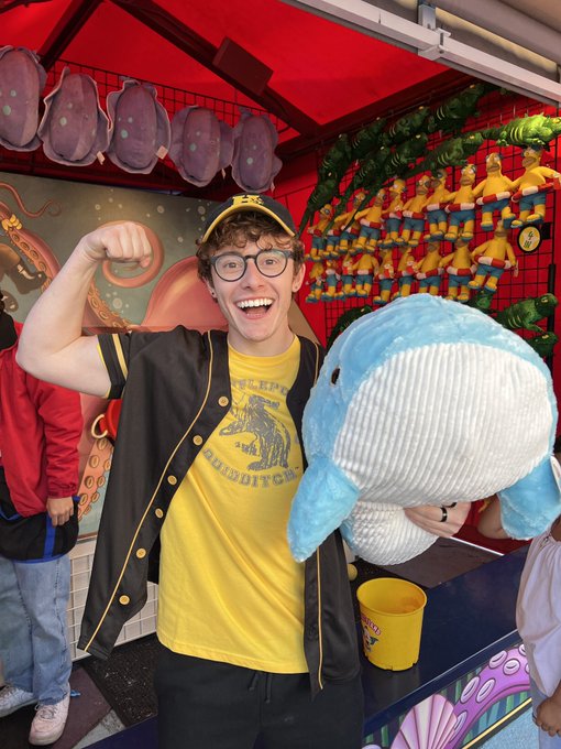I won a big prize at the carnival and I’m so happy about it ? https://t.co/y9Kz4pyzCa