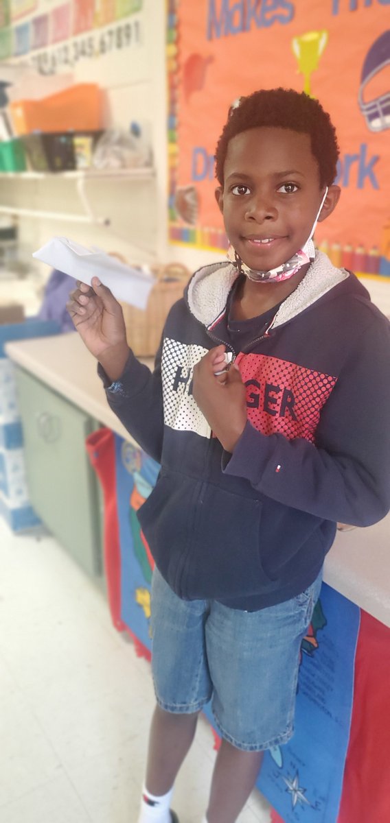 STEAMselma's tweet photo. More laughing & learning at @SelmaSchools #xSELSummerLearning! Scholars use the Engineering Design Process to create & modify plans to flyer longer and farther! Thrust, Lift, Weight, Drag #STEAMselma #MakingLearningIrresistible! @EdgewoodBees https://t.co/iFnj2jABFA