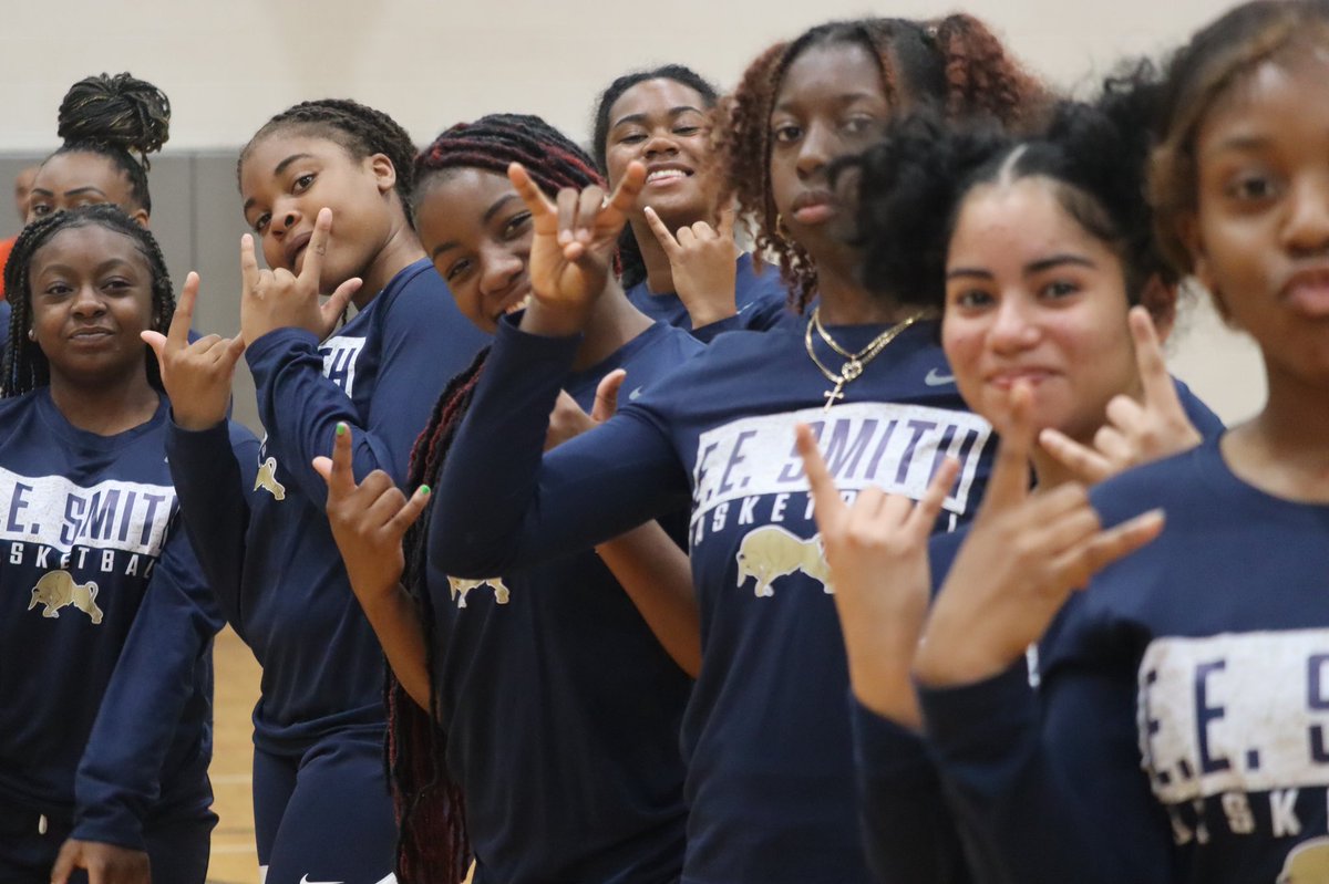 BullettesWBB's tweet photo. Giving back on a Tuesday! Here are some moments captured from this week’s @FayParksAndRec Youth Basketball Camp!#BullsGiveBack https://t.co/1QvKbdENY7