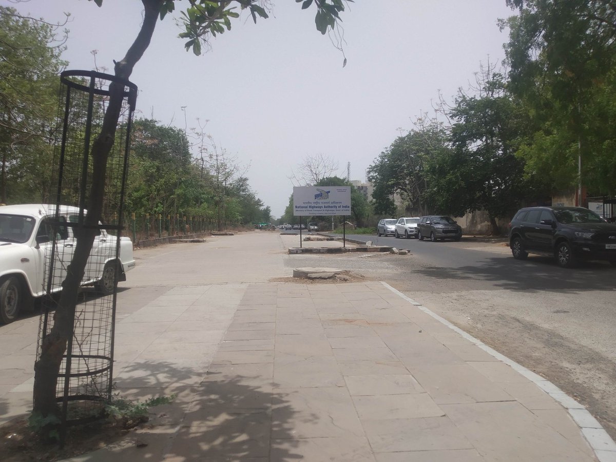 amit_patel279's tweet image. @CMOGuj @NHAI_Official @PMOIndia @nitin_gadkari @OfficeOfNG @purneshmodi આ સચિવાલય ગેટ ૬ સામે bsnl ની ઓફીસ ના રોડ પર nhai રોડ ની વચ્ચે  પાકુ પાર્કિંગ બનાવેલ છે પેપર માં પણ આવેલ પણ આ લોકોને પેટ નું પાણી પણ હલતું નથી. બાજુ માં સાઈડ માં રોડ પણ ખાડા વાળો હોય બાઈક માં નુકસાન થાય છે