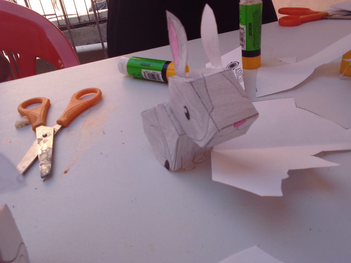 HABITUSAC's tweet photo. El pasado martes, estrenamos El Pregonero de El Barrio con las infancias de la colonia Guerrero. Las niñas y los niños se rifaron unos hermosos conejitos con la técnica de papertoys.
#GyBByG #HabitusAC #PregoneroDelBarrio https://t.co/biRTtWef3o