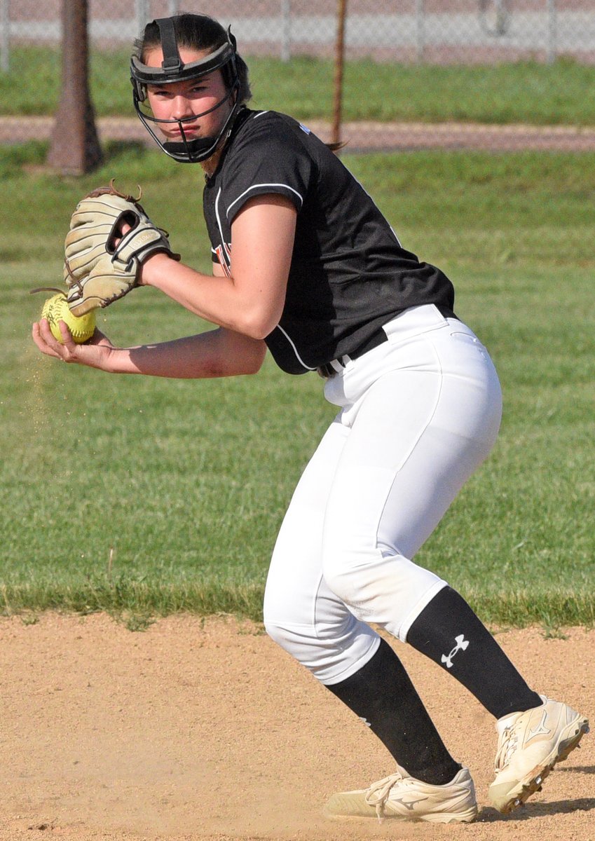 JCimburek's tweet photo. Yes, I'm a photo nerd. I just found it a little cool to catch the dirt falling out of Sara Sebert's hand as she picked up the ball to throw to first base. https://t.co/0gLz9R2Fxl