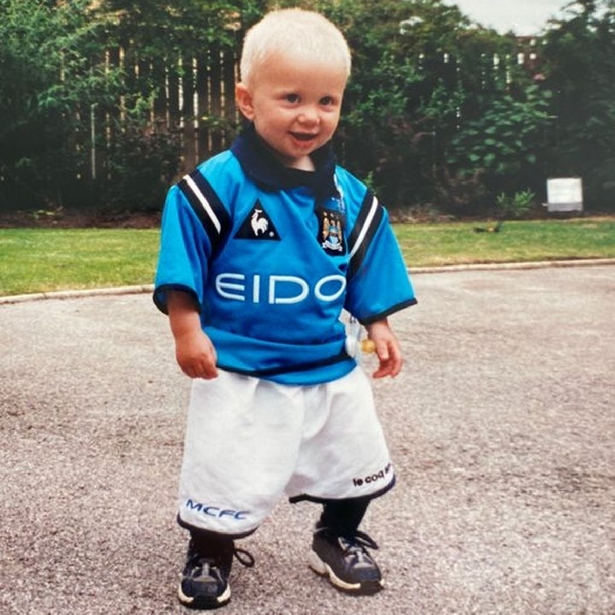 Mercado_Ingles's tweet photo. Un día como hoy en 2000, Manchester City ficha a Alfie Haaland, por un precio de £3M procedente del Leeds United, 8035 dias despues, Manchester City fichaba a su hijo, Erling Haaland. De padre a hijo. https://t.co/H3CLt3m3c4
