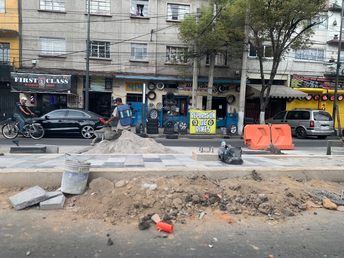 MirLorenCaG's tweet photo. #DoctoresVerdeyVivo @ColDoctoresDF @ColDoctores @AlcCuauhtemocMx @Claudiashein @SOBSECDMX @PAOTmx Solicitamos que por favor SE COLOQUEN #PLANTAS 🌱 🪴 y NO ADOQUINES en la Av. Dr. José Ma. Vertiz. Se trata de mejorar, es una cuestión fundamental. https://t.co/nTJW8vdsLo