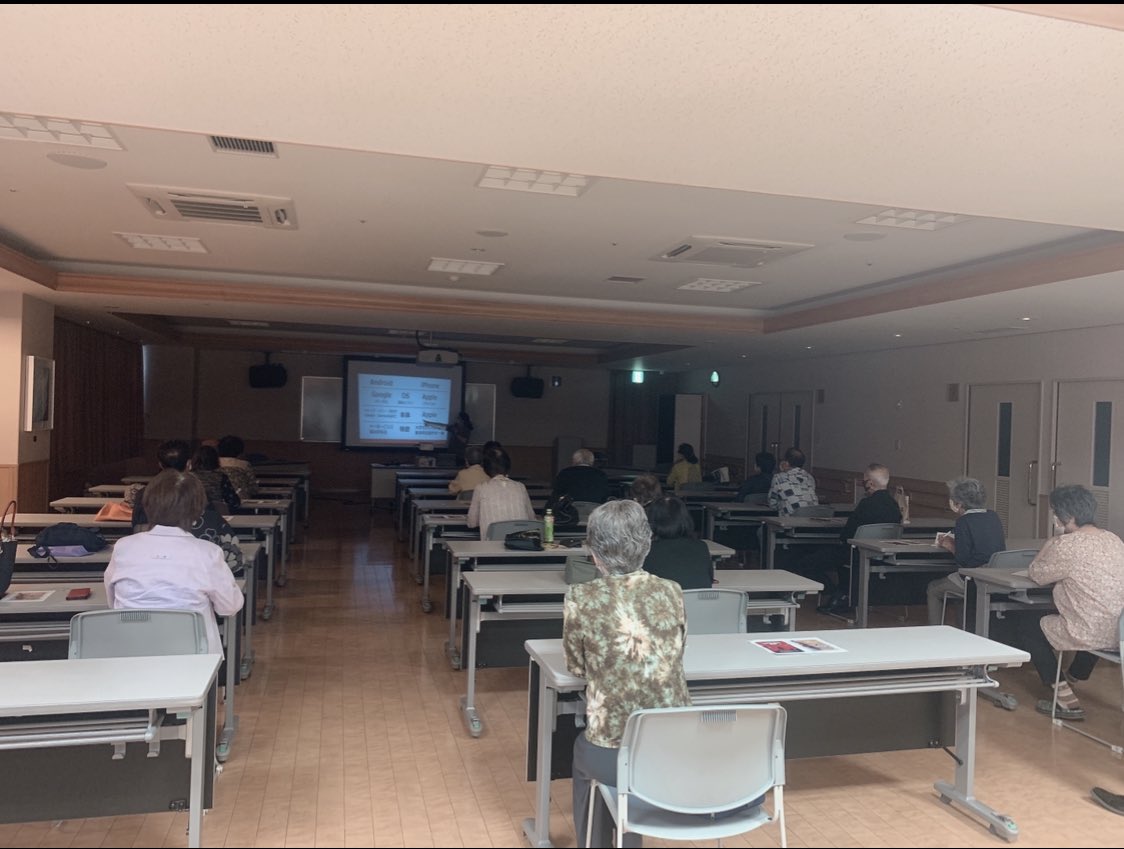 hashima_shimin's tweet photo. 令和4年5月26日に
羽島市ふれあい会館にて
「スマホ教室📱」を開催しました！
計画当初に想定しておりました人��以上のお申し込みを頂き、教室は大盛況でした✨
「便利な機能が知れた！また参加したい！」など嬉しいお声も沢山頂きました☺️ありがとうございました。
秋にも開催予定です！お楽しみに♪ https://t.co/ak5X4l3m1x