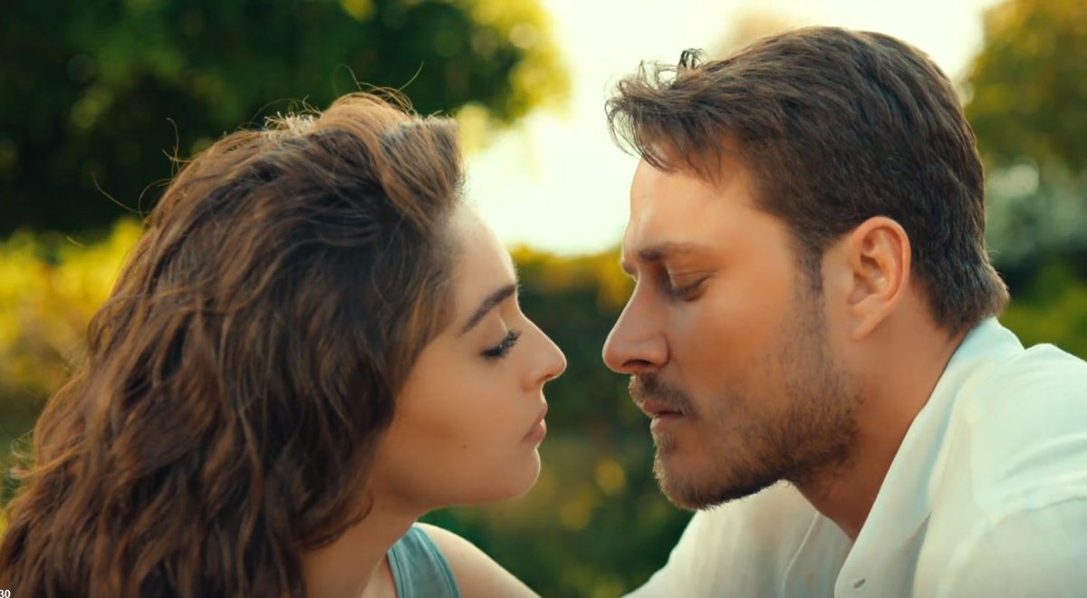 s_meim's tweet photo. Erm....these 2 are suposed to hate each other, yah? I can see how well that's playing out.😂
#SendenDahaGüzel #EfMir https://t.co/HcRL7ozjbu