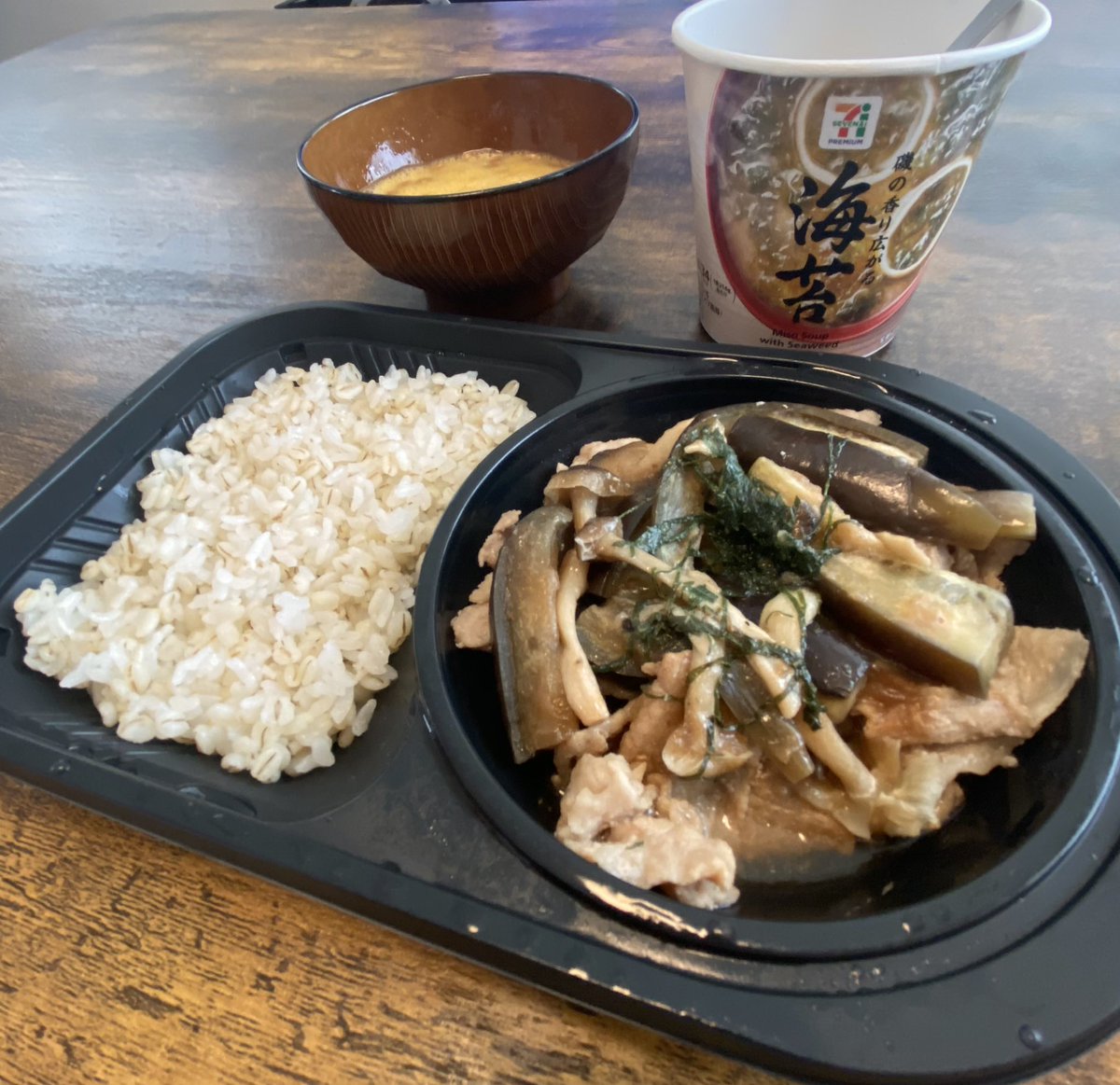 workout_food's tweet photo. 今日のワークアウトフードはこれ☝️
梅肉の絶妙な味付けが食欲をそそる（お腹いっぱい）😋

🐷豚肉と茄子の梅肉炒め🍆
・エネルギー：419kcal
・たんぱく質：28.2g
・脂質：5.5g
・炭水化物：63.2g
・食塩相当量：4.2g

ボディメイクに必要な栄養もバッチリ👍 午後も元気にトレーニングしてきましょう💪 https://t.co/xqR1MLwqz0