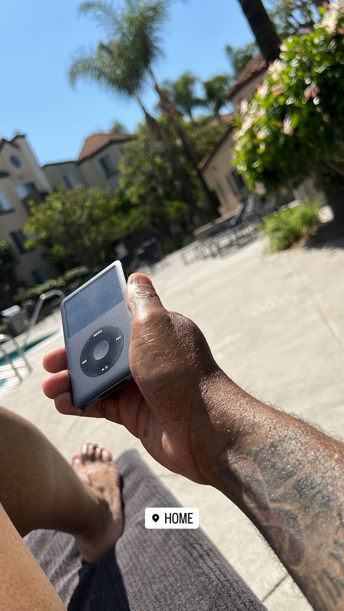 CedrikWallace's tweet photo. Mood. #classicipod #poolside https://t.co/pJ8uS9MU1i