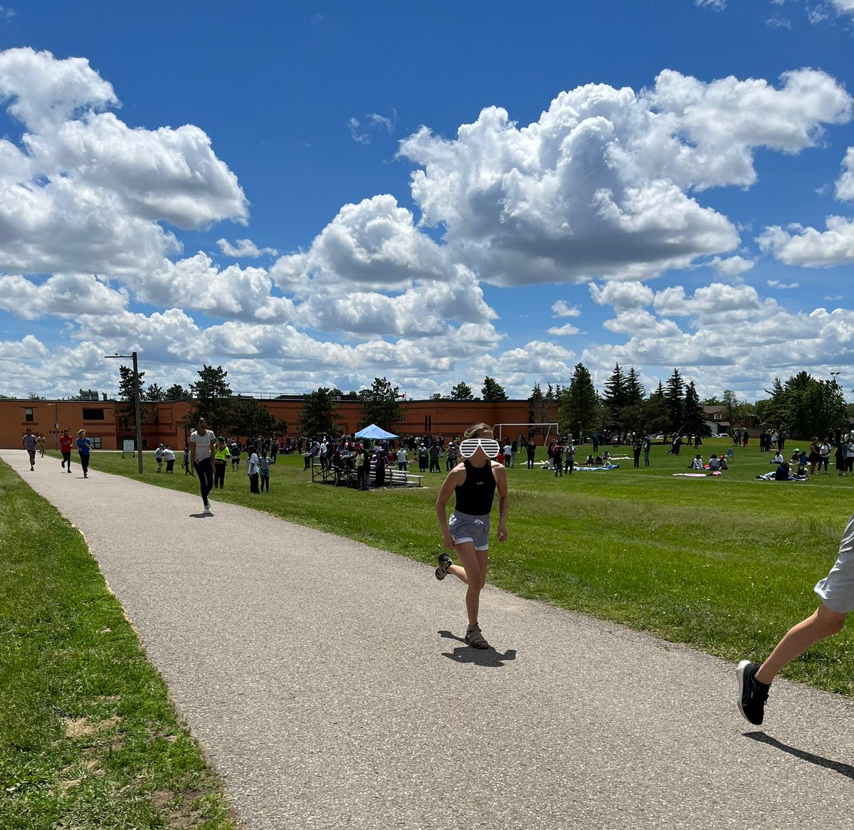 Fridays intra-school track and field meet was a huge success! Grades 6, 7 &amp; 8 <a href="/RHL_Inspire/">Robert H Lagerquist</a> students participated in the finals for 800m, 400m, 200m, 100m, javelin and ball throw events. Smiles across the board as awards we handed out today 🏅<a href="/hpe4pdsb/">HPE, PDSB</a> @RHL_Athletics