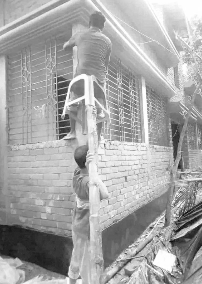 RumiDeb11's tweet photo. উদ্দেশ্য ঠিক থাকিলে পিছফালে বাঁহ দিয়ে ও উপকাৰ কৰা যায়😬 https://t.co/ejuBZe2RKu