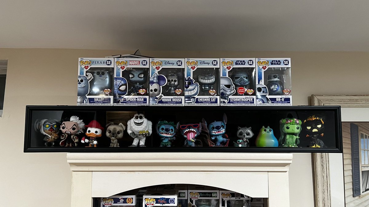 MacenNFT's tweet photo. @BombaSquadDan @WatchTheBreaks Don’t think slabs will fit in there, but it will hold 10-15 cards easy and can be screwed into the wall, very easy to equip lighting if you cannot find one that comes with it already https://t.co/wIbdGfAIIn