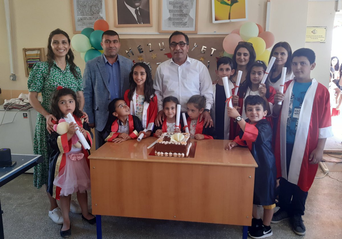 İl Müdürümüz Sn. Gürsel Ekmekci, Burmageçit İlkokulunda anasınıfı ve 4. sınıflar için düzenlenen mezuniyet kutlama programına katıldı.👩‍🎓👨🏻‍🎓
Öğrencilere ilerleyen yıllardaki eğitim hayatları için sağlık ve başarı dileklerinde bulundu.

<a href="/tcmeb/">Millî Eğitim Bakanlığı</a> <a href="/TunceliValiligi/">T.C.Tunceli Valiliği</a> <a href="/gurselekmekci/">Gürsel EKMEKCİ</a>