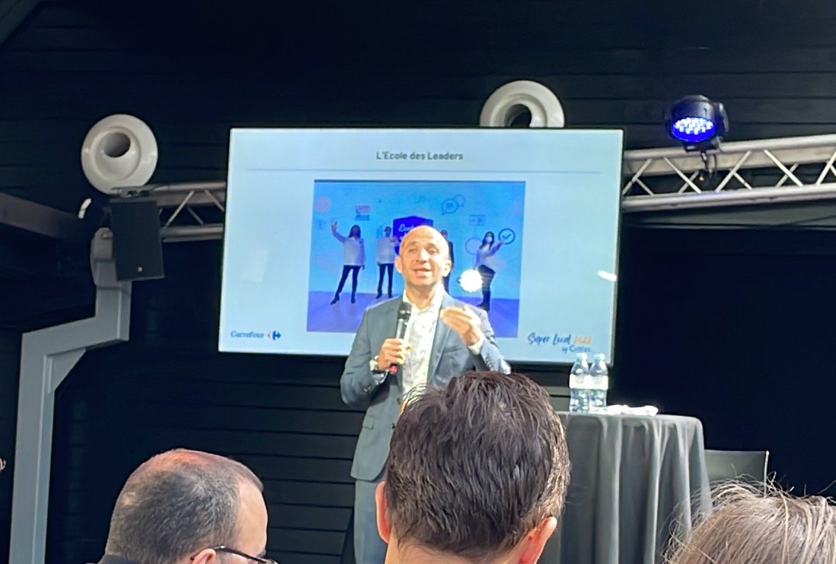Clemence_Bletry's tweet photo. Écouter les clients par tous les moyens pour prendre les bonnes décisions : WhatsApp, table ronde, carnets de caisse, verbatims @critizr, site web @CarrefourFrance = gain de parts de marché ! #superlocal https://t.co/r63uHcVj2U