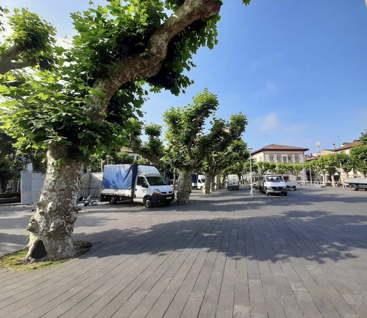 Irun_informa's tweet photo. 📸 🔧 Hoy empezamos a instalar las txoznas en plaza #Urdanibia. ¡Se abren este viernes! 

ℹ️ Txosnak ostiralean irekiko dira eta dantza-akademien ekitaldi bat egingo da. 🎉 🎶 

🔗 https://t.co/P7WkqH6LEq

#SM2022 #IrunInforma📡 https://t.co/3Jf6dRlGAV