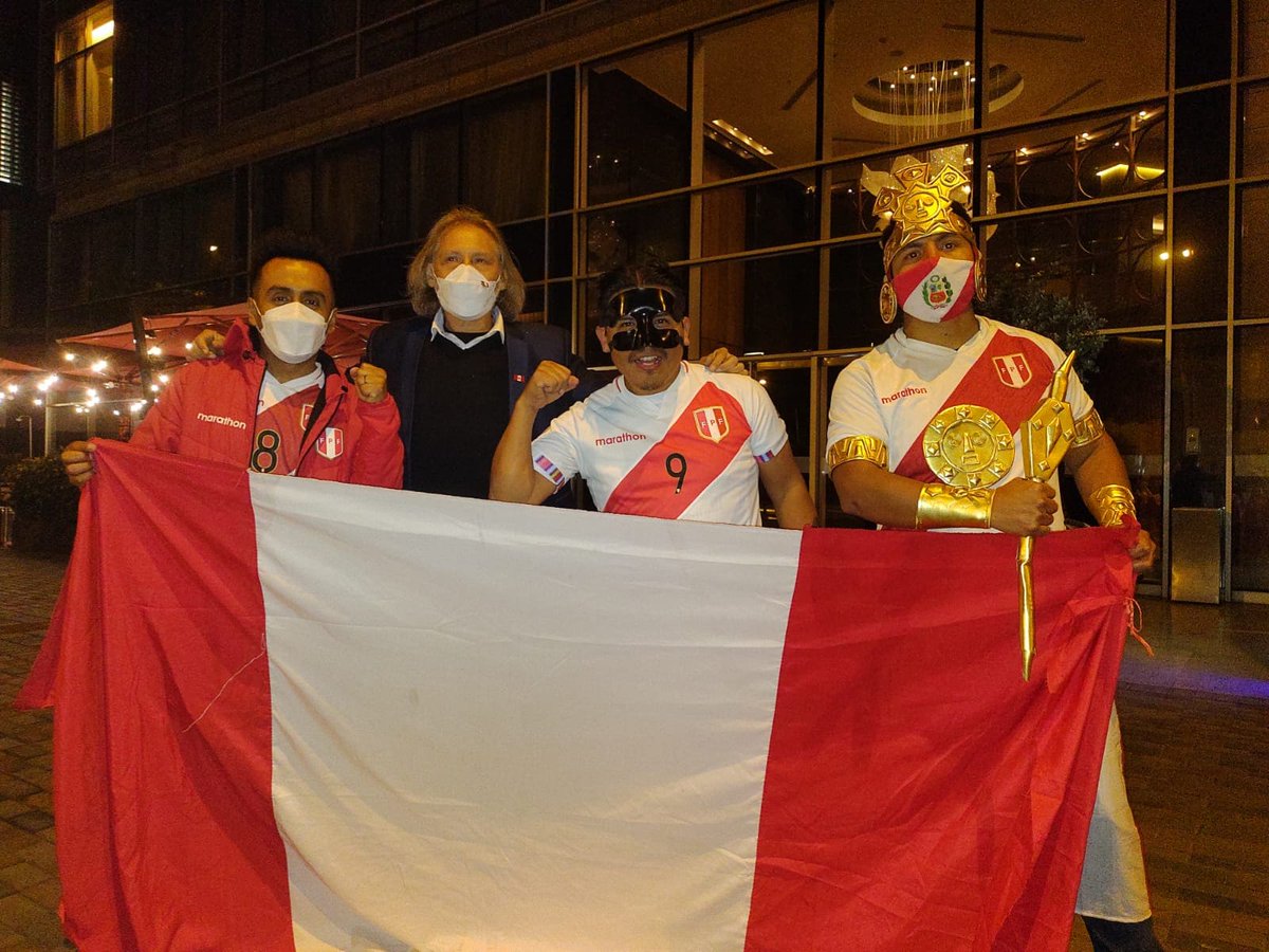 over_peru's tweet photo. Presentes en tu vuelta a casa, Vamos Peru 🇵🇪 #Incondicionales #gareca #cueva #HinchaInca #Peru #Volveremos https://t.co/8qm1qaYZtr