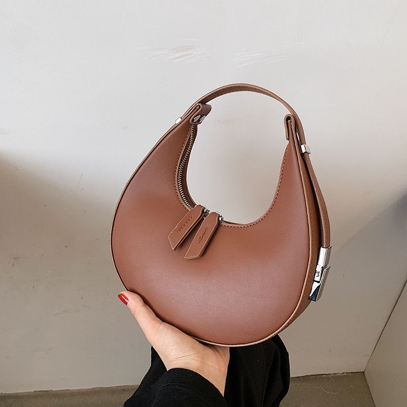 JadeTiendaa_NG's tweet photo. Need to give that classy chic baby girl style? 
This the bag for it😍
Pick a frame☺️☺️

Ps. The strap is adjustable🤩

🏷: #7000 

Send a dm or click the link in bio to order. Delivery is Nationwide💫

#shopjadé🛒🛍️ #bags #chic #green #popcolor #shoulderbag #classy #monochrome https://t.co/q9o6F9be4z