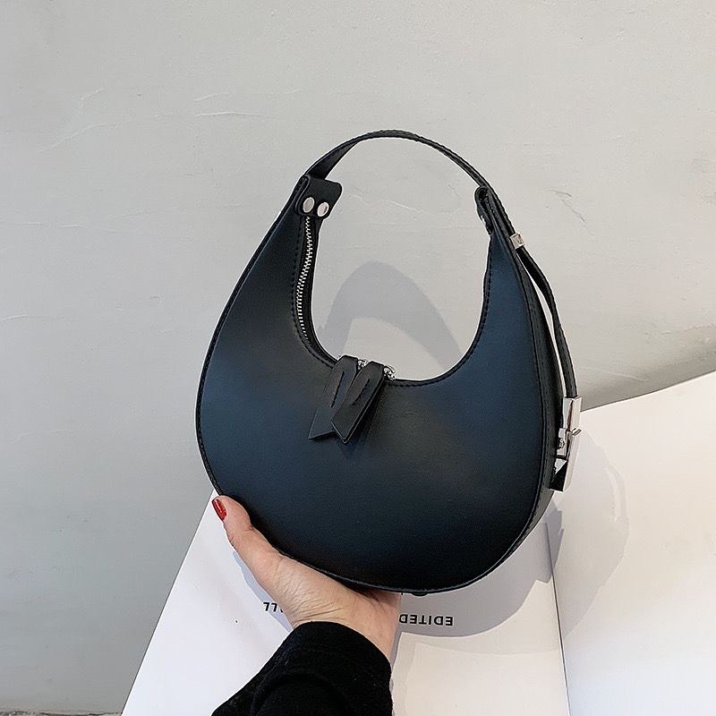 JadeTiendaa_NG's tweet photo. Need to give that classy chic baby girl style? 
This the bag for it😍
Pick a frame☺️☺️

Ps. The strap is adjustable🤩

🏷: #7000 

Send a dm or click the link in bio to order. Delivery is Nationwide💫

#shopjadé🛒🛍️ #bags #chic #green #popcolor #shoulderbag #classy #monochrome https://t.co/q9o6F9be4z