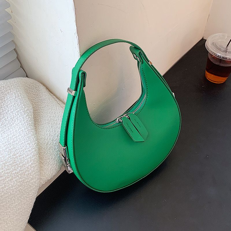 JadeTiendaa_NG's tweet photo. Need to give that classy chic baby girl style? 
This the bag for it😍
Pick a frame☺️☺️

Ps. The strap is adjustable🤩

🏷: #7000 

Send a dm or click the link in bio to order. Delivery is Nationwide💫

#shopjadé🛒🛍️ #bags #chic #green #popcolor #shoulderbag #classy #monochrome https://t.co/q9o6F9be4z