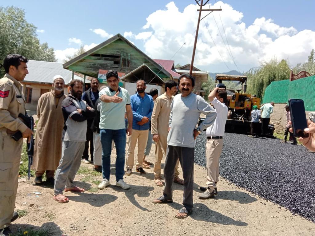MirIshfaqAP's tweet photo. Macadamisation of Hajibal - Waniloo road .
Judge us by work on ground and we don't give lengthy hollow emotional speeches .
#missiondevelopment https://t.co/PIdgVgZNQ4